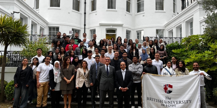 السفير المصرى مع طلاب الجامعة البريطانية