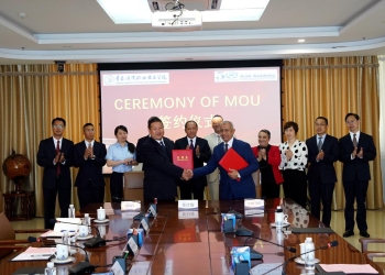 مجموعة شاندونج التعليمية بالصين تمنح الدكتور إسماعيل عبدالغفار الأستاذية الفخرية