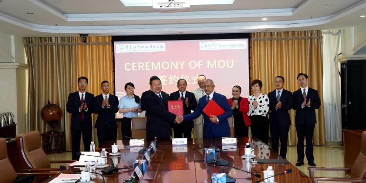 مجموعة شاندونج التعليمية بالصين تمنح الدكتور إسماعيل عبدالغفار الأستاذية الفخرية