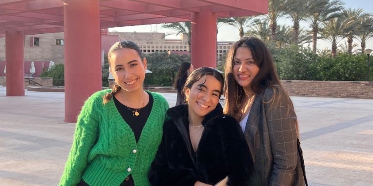 طالبات الجامعة الامريكية