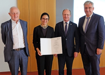 منح الدكتورة نبيلة حمدي بالجامعة الألمانية بالقاهرة جائزة أستاذية “هانز كوبتشيك “