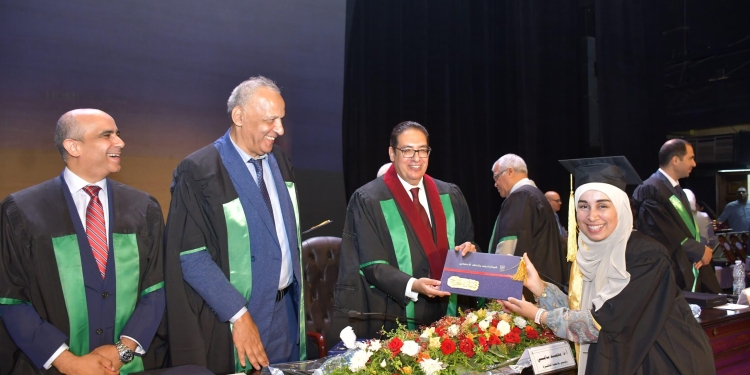 رئيس جامعة القاهرة يشهد حفل تخريج دفعة جديدة من كلية الحاسبات والذكاء الاصطناعي