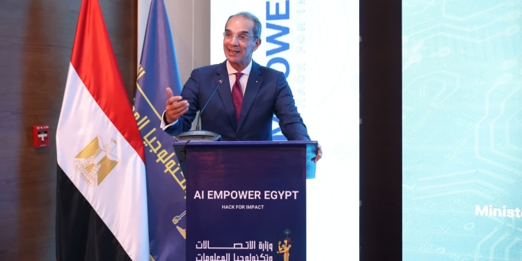 وزير الاتصالات يُكرم طلاب الألمانية بالقاهرة الفائزين بالمركز الأول و الثاني في هاكثون الذكاء الاصطناعي