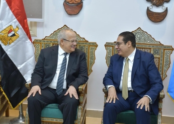 الخشت يهنئ الدكتور محمد سامي عبد الصادق لتكليفه للقيام بأعمال رئيس جامعة القاهرة 