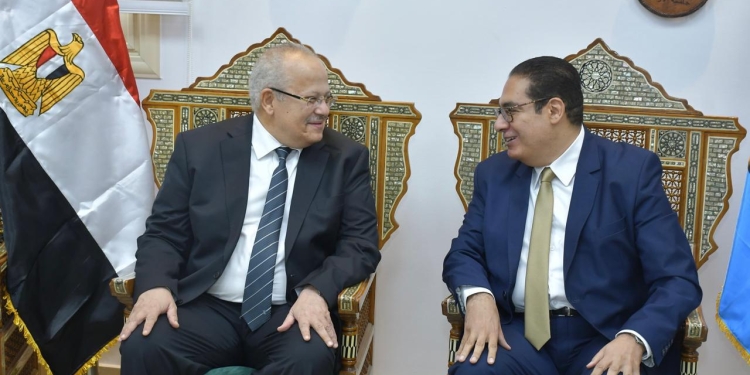 الخشت يهنئ الدكتور محمد سامي عبد الصادق لتكليفه للقيام بأعمال رئيس جامعة القاهرة 