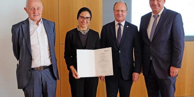 منح الدكتورة نبيلة حمدى بالجامعة الألمانية بالقاهرة  جائزة  أستاذية  “هانز كوبتشيك “