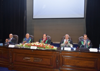 رئيس جامعة القاهرة يشهد حفل تخريج دفعة جديدة من كلية الحاسبات والذكاء الاصطناعي