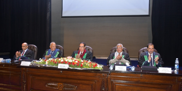 رئيس جامعة القاهرة يشهد حفل تخريج دفعة جديدة من كلية الحاسبات والذكاء الاصطناعي