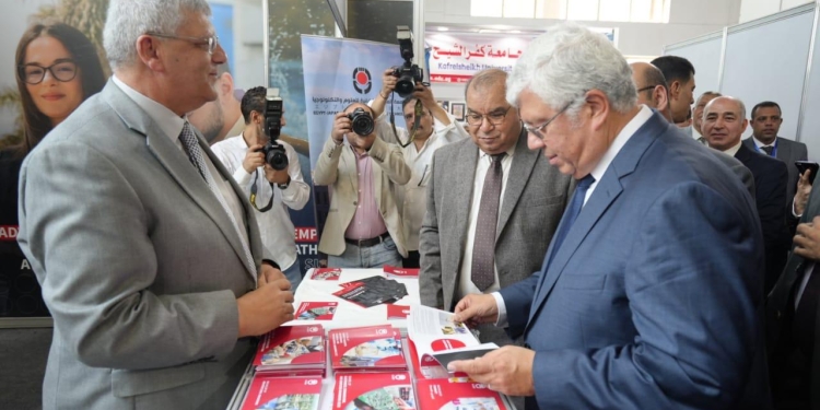 وزير التعليم العالي يتفقد جناح الجامعة اليابانية بمعرض أخبار اليوم التعليمي