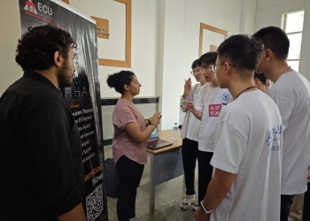 وفد من جامعة Zhejiang يتفقد مشروعات تخرج طلاب الجامعة المصرية الصينية