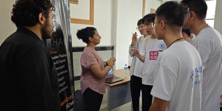 وفد من جامعة Zhejiang يتفقد مشروعات تخرج طلاب الجامعة المصرية الصينية