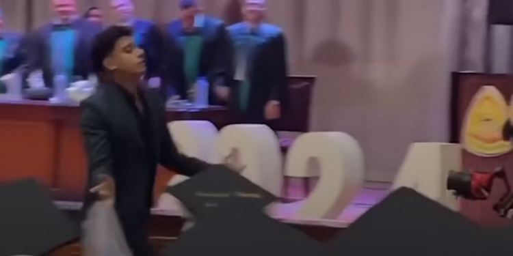 تصرف فردي للتعبير عن الفرحة.. قرار عاجل لجامعة الزقازيق بشأن فيديو الرقص داخل قاعة الاحتفالات