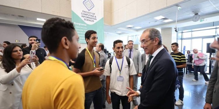 وزير الاتصالات لأوائل الثانوية العامة: «مصر للمعلوماتية» تؤهل للمنافسة بسوق العمل العالمى
