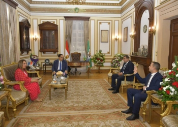 رئيس جامعة القاهرة يستقبل نائب وزير الاتصالات ومنسق عام “حياة كريمة”