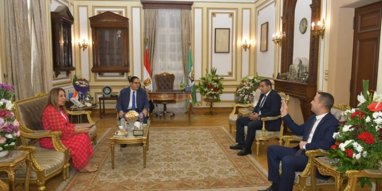 رئيس جامعة القاهرة يستقبل نائب وزير الاتصالات ومنسق عام “حياة كريمة”