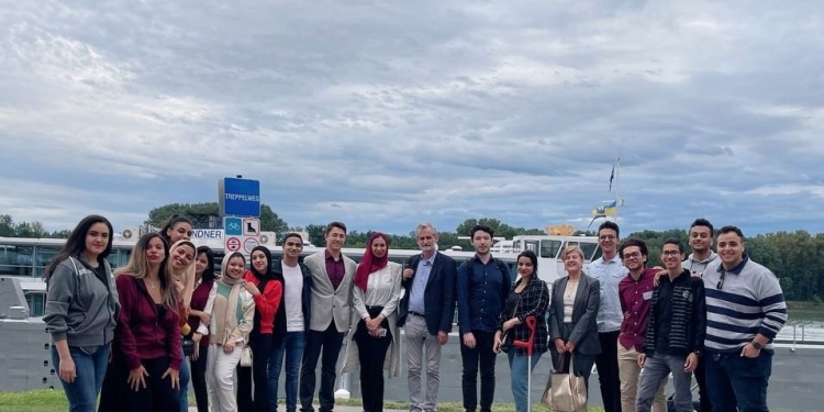 طلاب الطب البشري والأسنان بجامعة النهضة يخوضون تدريبا صيفيا بمستشفيات جامعة فيينا 