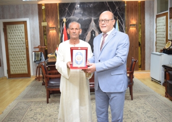 في الستين من عمره.. رئيس جامعة سوهاج يُكرم طالب الثانوية العامة