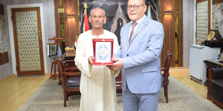 في الستين من عمره.. رئيس جامعة سوهاج يُكرم طالب الثانوية العامة