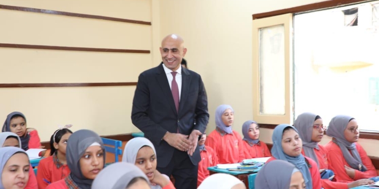 محافظ سوهاج يزف بشرى لـ22 ألف معلم وأخصائي "مستند"