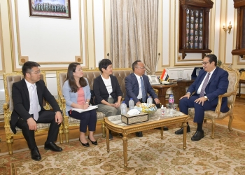 رئيس جامعة القاهرة يستقبل وفد جامعة جوان دونج الصينية لتعزيز التعاون المشترك