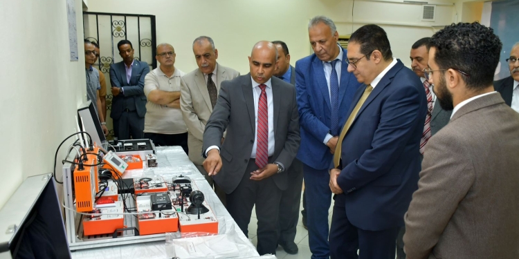رئيس جامعة القاهرة يفتتح معملي الذكاء الاصطناعي والروبوتات وإنترنت الأشياء