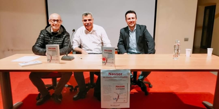 الفرعون "ناصر" مروج السياحة المصرية في إيطاليا... ويبهر بابا الفاتيكان بكتابه