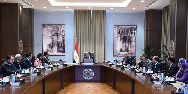 رئيس الوزراء يستعرض مخططًا لتطوير مستشفيات “قصر العيني”