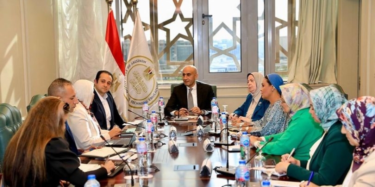 التربية والتعليم: تدريب أولياء الأمور على استخدام الحاسب الآلي ومحو الأمية الرقمية