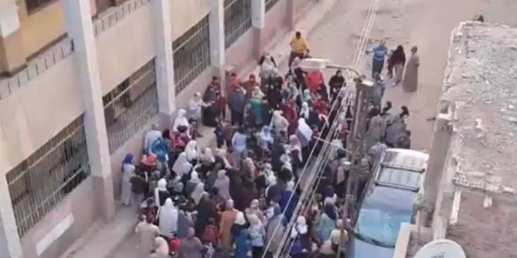 مدرسة ببنها تقيم طابور الصباح لطلابها بالشارع لعدم وجود فناء