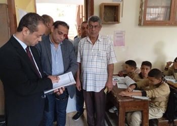 رئيس الإدارة المركزية لتكنولوجيا المعلومات يتفقد مدارس الواسطى ببني سويف