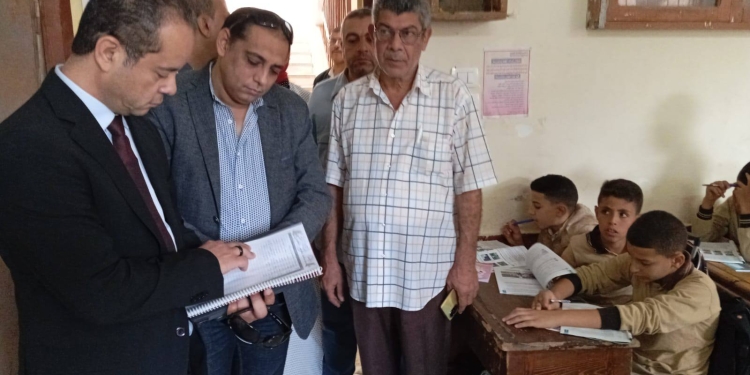 رئيس الإدارة المركزية لتكنولوجيا المعلومات يتفقد مدارس الواسطى ببني سويف