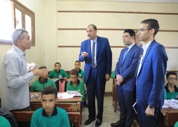 المحافظ غير خط سيره.. إقالة 2 من مديري المدارس وإحالة عدد من العاملين للتحقيق
