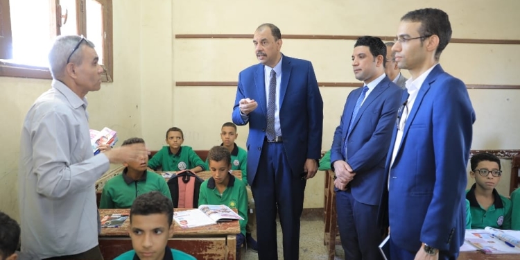 المحافظ غير خط سيره.. إقالة 2 من مديري المدارس وإحالة عدد من العاملين للتحقيق