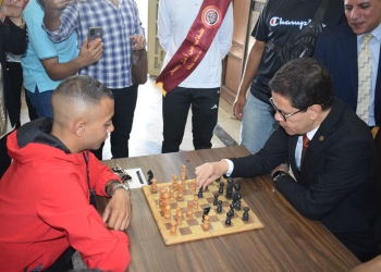 رئيس جامعة بنها يتفقد سير العملية التعليمية ويشارك الطلاب تحية العلم