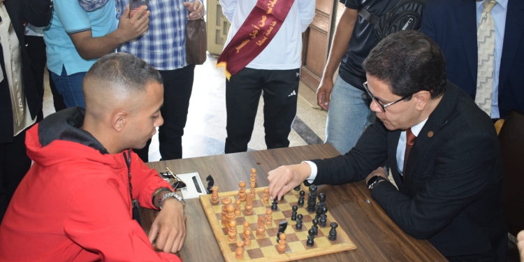 رئيس جامعة بنها يتفقد سير العملية التعليمية ويشارك الطلاب تحية العلم