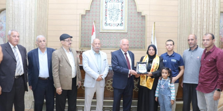 “المعلمين” تتحمل تكاليف “عمرة” لأرملة معلم ديرمواس وتمنح أسرته الميزة التأمينية