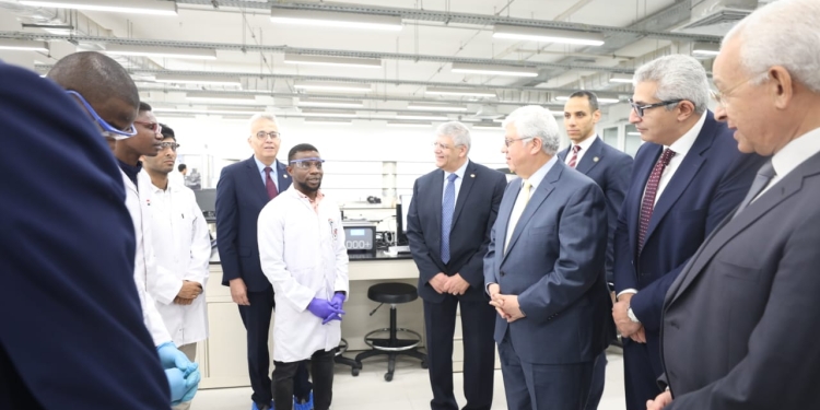 وزير التعليم العالى يتفقد جناح الجامعة اليابانية بمعرض أخبار اليوم التعليمي