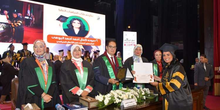 رئيس جامعة القاهرة يشهد احتفالية تخرج دفعة 2024 بكلية الإعلام