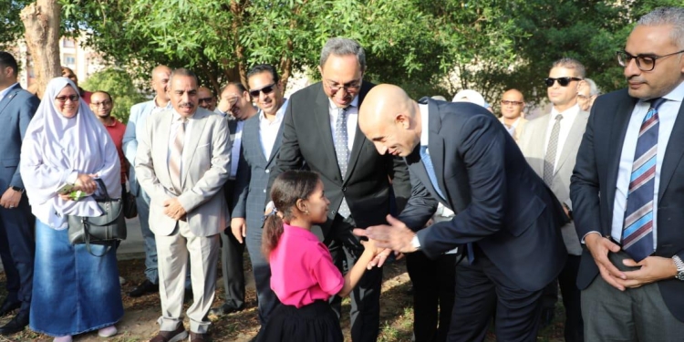 وزير التعليم يتفقد تنفيذ حلول مشكلة الكثافة الطلابية بـ8 مدارس بقنا