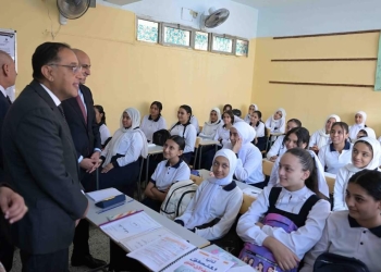 رئيس الوزراء يحاور طالبات الأول الثانوي بمدرسة العهد الجديد بالقاهرة