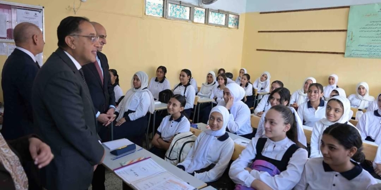 رئيس الوزراء يحاور طالبات الأول الثانوي بمدرسة العهد الجديد بالقاهرة