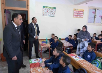 رئيس الوزراء يسأل طالب بالأول الابتدائي عن لعبته المفضلة.. والأخير يرد: المصارعة