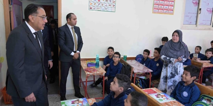 رئيس الوزراء يسأل طالب بالأول الابتدائي عن لعبته المفضلة.. والأخير يرد: المصارعة