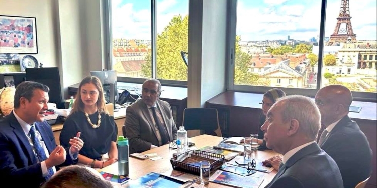 «عبداللطيف» يبحث مع مدير السياسات باليونسكو" دمج التعليم الرقمي بمحو الأمية