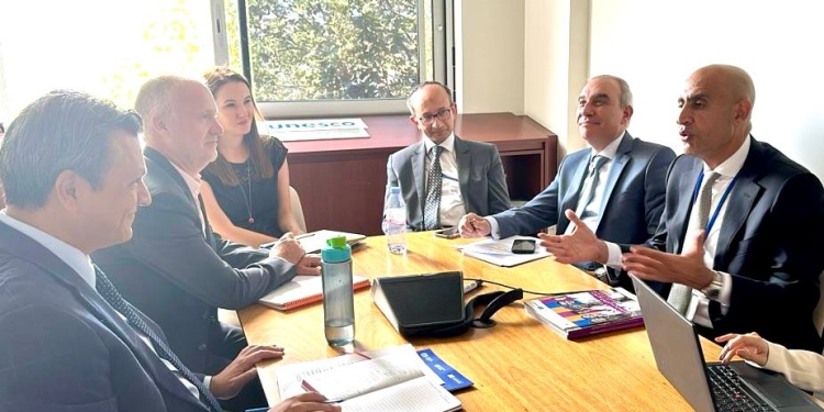 وزير التعليم يبحث مع مسؤول باليونسكو علاج مشكلة العجز بأعداد المعلمين