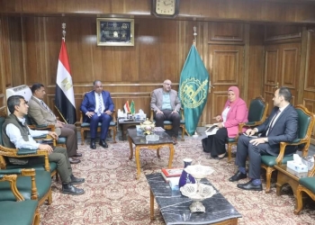 محافظ القليوبية ونائب رئيس جامعة الأزهر يناقشان تعزيز التعاون لتوفير بيئة جامعية آمنة للطالبات