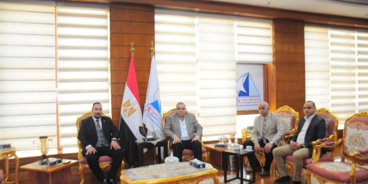 رئيس جامعة كفر الشيخ يبحث التعاون مع رئيس مصنع كيم تك للأجهزة العلمية والمعملية