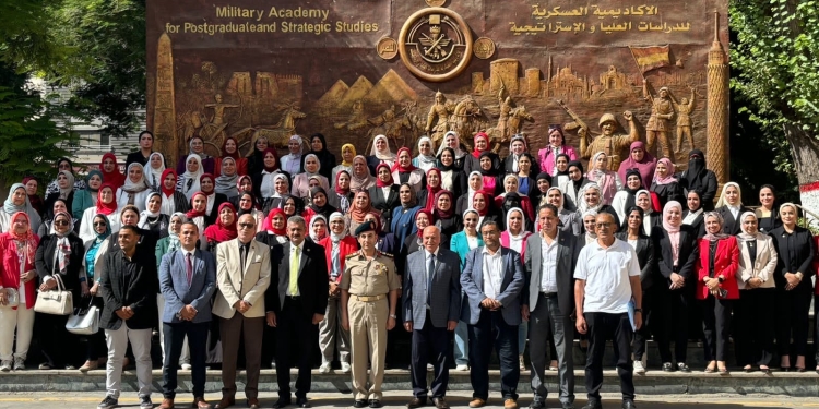 نقيب المعلمين يشهد احتفالية تخرج الدفعة ١٠٢ استراتيجيات الأمن القومي