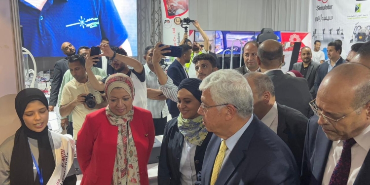 طلاب جامعة مصر التكنولوجية يحصدون المركز الأول في الابتكارات الصناعية