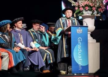 جامعة إيست لندن البريطانية تمنح الدكتور محمود هاشم عبد القادر الدكتوراه الفخرية تقديرا لابتكاراته لحماية العالم من خطر الملاريا